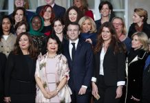 En æra for Feministisk Diplomati Emmanuel Macron med kvinder