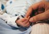 Rædsel over angreb på fødeklinik Nyfødt