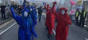 Demonstranter i kostume