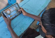 GraphoGame: Finsk app mod analfabetisme Lille dreng spiller på læringsapp i skolen for at blive bedre til at læse