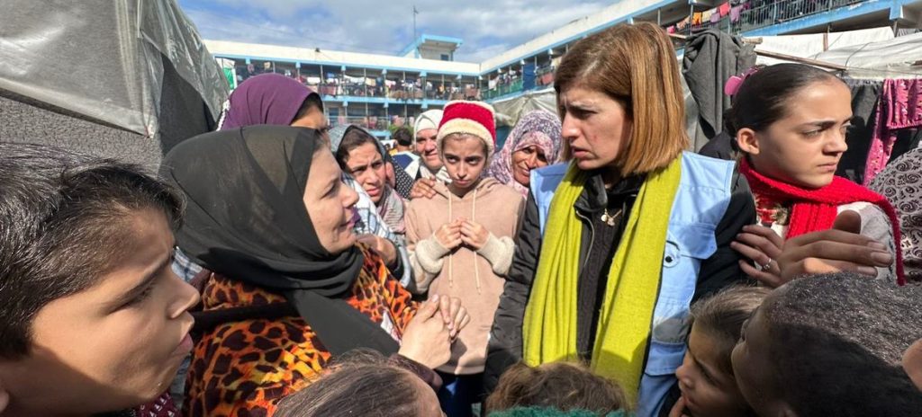 Juliette Touma besøger flygtningelejren i Deir Al-Balah i det sydlige Gaza i januar 2024. Foto: UNRWA