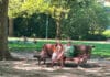 To ældre personer på en bænk i en park.