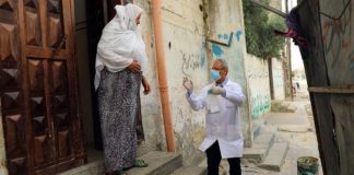 Israel lässt nur Bruchteil der Schwerkranken aus Gaza ausreisen Gesundheitspersonal in Gaza verteilen Medizin, um Ausbreitung von COVID-19 zu vermeiden UNRWA/Khalil Adwan