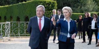 Ο Γενικός Γραμματέας του ΟΗΕ, Αντόνιο Γκουτέρες, συνομιλεί με την Ούρσουλα φον ντερ Λάιεν, Πρόεδρο της Ευρωπαϊκής Επιτροπής, κατά τη διάρκεια του διαλόγου υψηλού επιπέδου μεταξύ ΟΗΕ και ΕΕ στο La Hulpe του Βελγίου.