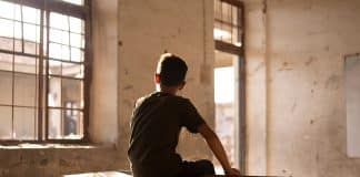 Ο Οσάμα στην πρώην τάξη της 6ης τάξης του, η οποία είναι τώρα γεμάτη με ερείπια, σπασμένα τζάμια και αναποδογυρισμένα θρανία μετά την κατάληψη του σχολείου από το ISIS, συμβολίζοντας τη στέρηση του θεμελιώδους δικαιώματος στην εκπαίδευση και υπενθυμίζοντας την ανάγκη για προστασία των ανθρωπίνων δικαιωμάτων των παιδιών σε περιοχές σύγκρουσης
