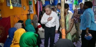 UNFPA Bangladesh/Allison Joyce – Ο Γενικός Γραμματέας του ΟΗΕ, Αντόνιο Γκουτέρες (κέντρο), συναντά πρόσφυγες Ροχίνγκια κατά τη διάρκεια επίσκεψής του στο Κοξ Μπαζάρ του Μπανγκλαντές, τον Ιούλιο του 2018.