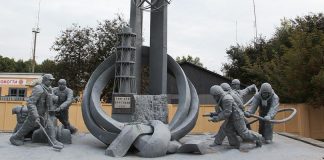Το μνημείο προς τιμήν των πυροσβεστών του Τσερνόμπιλ αποτελεί φόρο τιμής στους πρώτους διασώστες της πυρηνικής καταστροφής του Απριλίου 1986. Πολλοί από αυτούς εκτέθηκαν σε εξαιρετικά υψηλές δόσεις ραδιενέργειας κατά τα πρώτα λεπτά και τις ώρες που ακολούθησαν το δυστύχημα. Φωτογραφία: Dana Sacchetti/IAEA