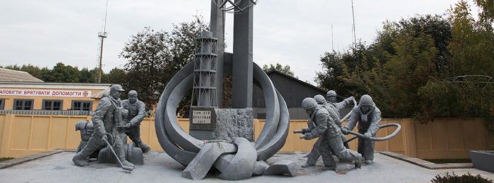 Το μνημείο προς τιμήν των πυροσβεστών του Τσερνόμπιλ αποτελεί φόρο τιμής στους πρώτους διασώστες της πυρηνικής καταστροφής του Απριλίου 1986. Πολλοί από αυτούς εκτέθηκαν σε εξαιρετικά υψηλές δόσεις ραδιενέργειας κατά τα πρώτα λεπτά και τις ώρες που ακολούθησαν το δυστύχημα. Φωτογραφία: Dana Sacchetti/IAEA