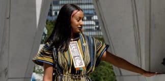 Η Florence Ifeoluwa Otedola, γνωστή και ως DJ Cuppy, επισκέπτεται την «Κιβωτό της Επιστροφής» στα κεντρικά γραφεία του ΟΗΕ. Το μνημείο καλεί τους ανθρώπους παντού να συλλογιστούν την κληρονομιά του δουλεμπορίου και να αγωνιστούν ενάντια στον ρατσισμό και τις προκαταλήψεις σήμερα. Φωτογραφία: UN Photo/Mark Garten