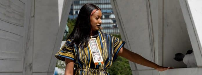 Η Florence Ifeoluwa Otedola, γνωστή και ως DJ Cuppy, επισκέπτεται την «Κιβωτό της Επιστροφής» στα κεντρικά γραφεία του ΟΗΕ. Το μνημείο καλεί τους ανθρώπους παντού να συλλογιστούν την κληρονομιά του δουλεμπορίου και να αγωνιστούν ενάντια στον ρατσισμό και τις προκαταλήψεις σήμερα. Φωτογραφία: UN Photo/Mark Garten