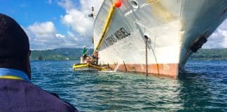 Αλιευτικοί επιθεωρητές πλησιάζουν αλιευτικό γρι-γρι για έλεγχο. Φωτογραφία: UNDP/Francisco Blaha