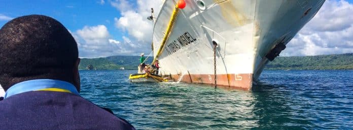 Αλιευτικοί επιθεωρητές πλησιάζουν αλιευτικό γρι-γρι για έλεγχο. Φωτογραφία: UNDP/Francisco Blaha