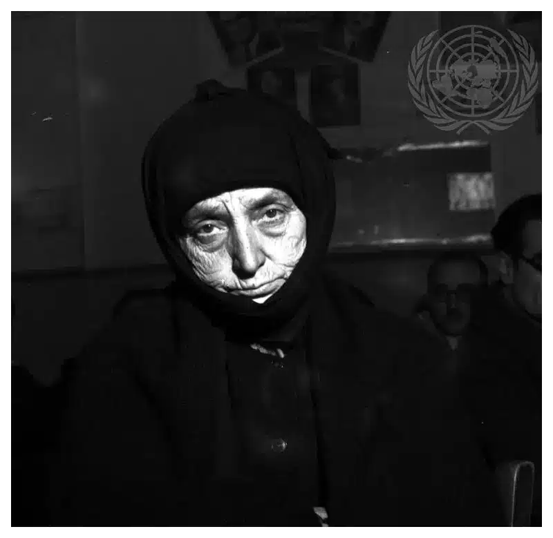 Ηλικιωμένη μαυροντυμένη γυναίκα κοιτάζει θλιμμένη προς την κάμερα σε εσωτερικό χώρο. Ηλικιωμένη μαυροντυμένη γυναίκα κοιτάζει θλιμμένη προς την κάμερα σε εσωτερικό χώρο.
