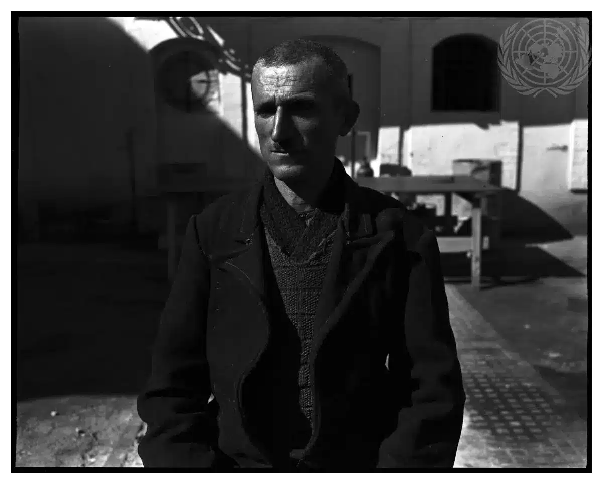 10 Μεσήλικας άνδρας στέκεται όρθιος σε προαύλιο χώρο.