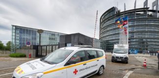 Red cross vehicle leaving EU building | © European Union, 2020, Christian Creutz