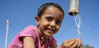 Child drinking water © UNICEF/UN0389288