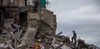 Rescuers clear debris from a house in Kyiv Oblast destroyed by shelling. © Oleksandr Ratushniak / UNDP Ukraine