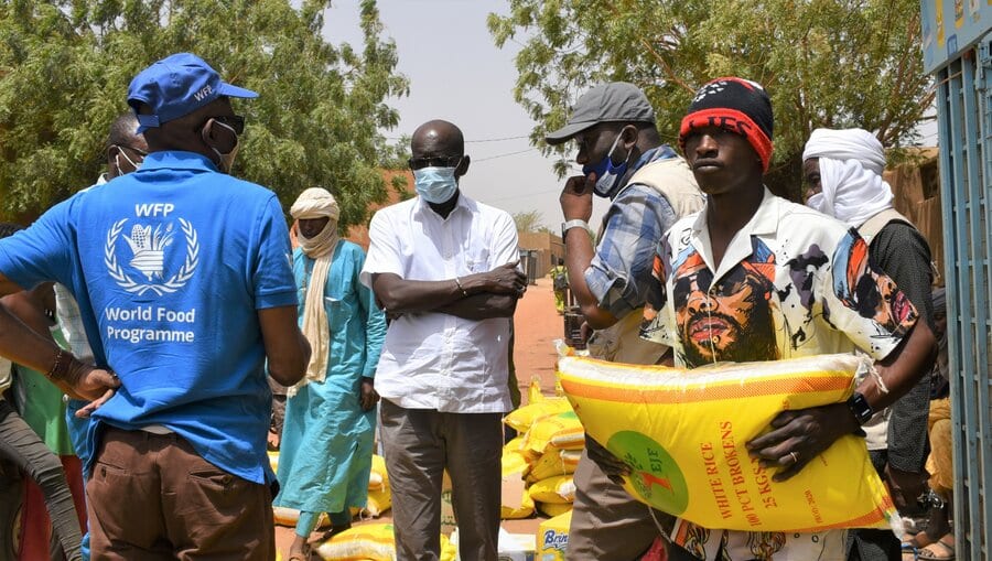 The WFP’s staff and partners distribute food in the Gao region in Mali. © WFP/Mahamadou Abdourhamane