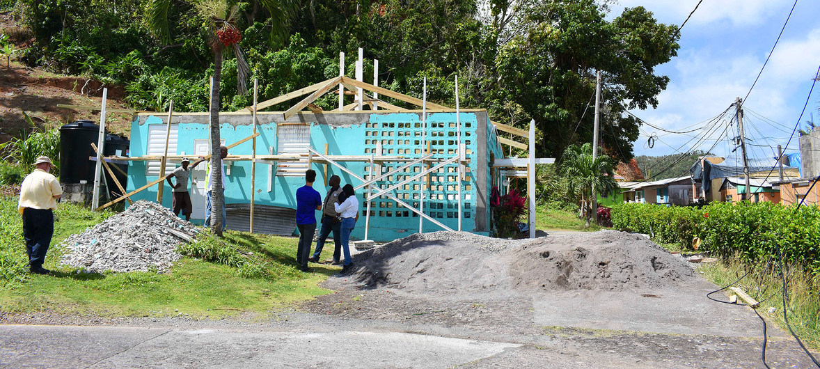 Reparación de edificios en Dominica tras la devastación causada por el huracán Irma. (16 de febrero de 2018)