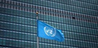 Bandera de la ONU frente a la sede