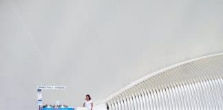 Vendedora en Ciudad de las Artes y las Ciencias