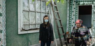 Una estudiante hace una visita socialmente distanciada a una mujer de edad