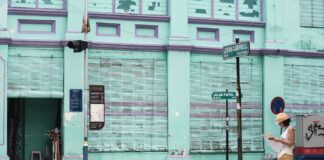 Mujer mirando un documento en la calle