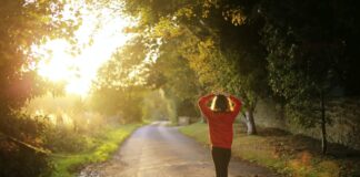 Mujer caminando por un sendero