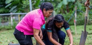 Dos mujeres plantando un arbol