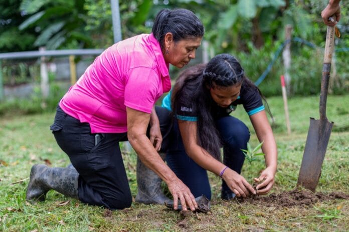 Dos mujeres plantando un arbol