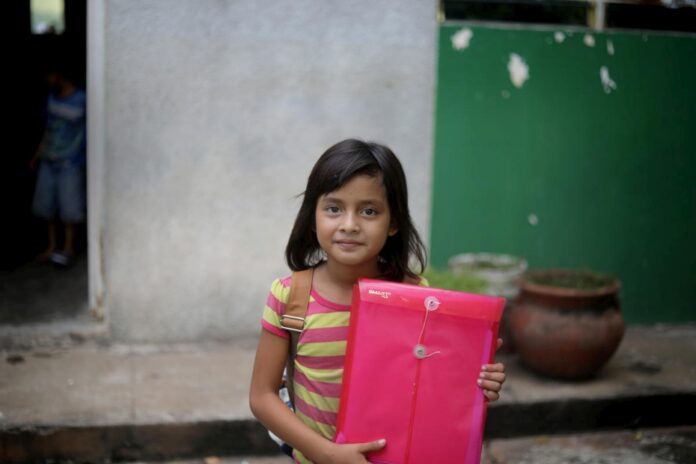 niña hondureña lleva la carpeta con los documentos de la solicitud de asilo de su familia en una albergue apoyado por ACNUR en Tapachula, Chiapas