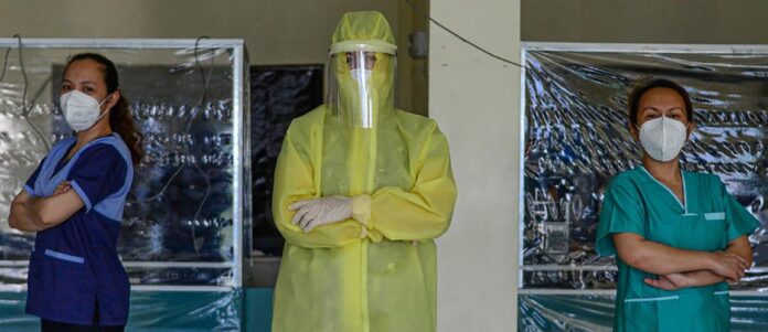 Una doctora dirige un grupo de profesionales médicos voluntarios