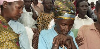 Supervivientes del genocidio en Mwurire (Rwanda, 1998)