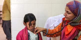 Una niña en su visita a la pediatra