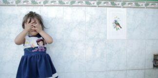 Una niña que huyó con su mamá de Centroamérica para escapar de la violencia fotografiada en Tapachula, Chiapas