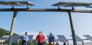 Un investigador del NREL comprueba la orientación y el espaciado de los paneles solares.