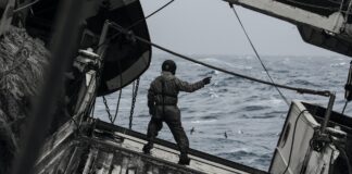 Un contramaestre dirigiendo la maniobra a pie de rampa del barco