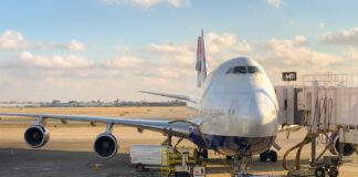 747 cargando y preparándose para salir del aeropuerto