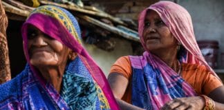 Una señora y su suegra en un pueblo de Madhya Pradesh, India.