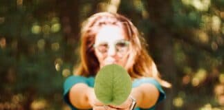 Mujer con hoja verde