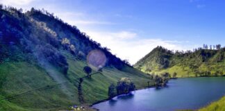 Encampamento en el lago Ranu Kumbolo, Indonesia