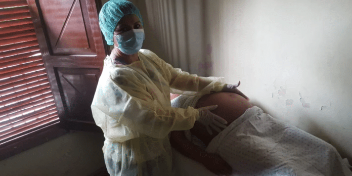 Matrona atendiendo a una mujer embarazada