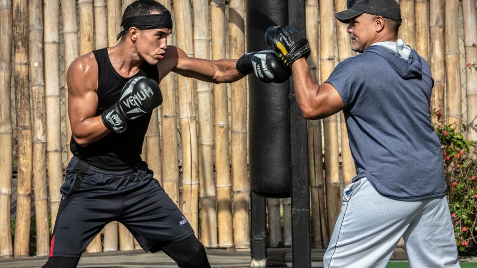Eldric Sella Rodríguez entrenado con su padre, Edward Sella