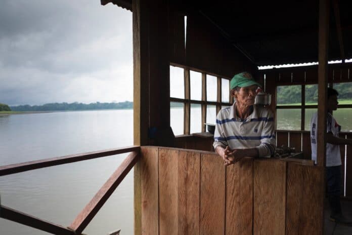 Hombre en el Amazonas, Colombia