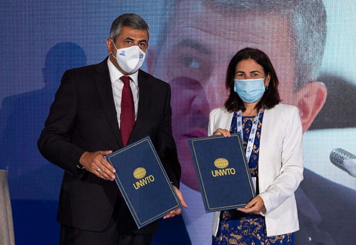 Zurab Pololikashvili, secretario general de la Organización Mundial del Turismo (OMT), y por María Jesús Almazor, CEO Ciberseguridad y Cloud de Telefónica Tech