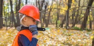 niño vestido de obrero con casco y llave inglesa