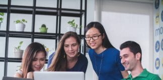 Jovenes trabajando en el ordenador