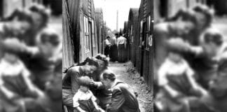 Personas refugiadas originarias de países de Europa del Este en un campamento en Alemania tras la Segunda Guerra Mundial