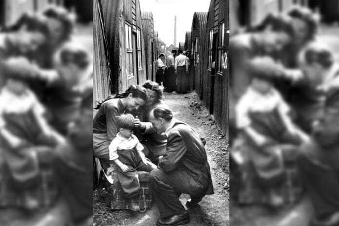 Personas refugiadas originarias de países de Europa del Este en un campamento en Alemania tras la Segunda Guerra Mundial
