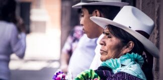 Mujer indígena mexicana con traje tradicional